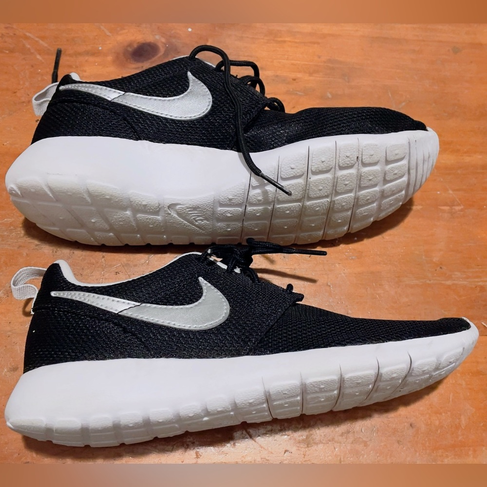 Nike Roshe One Black Metallic Silver size 5.5Y